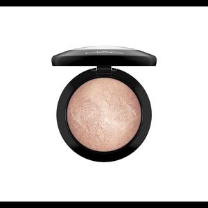MAC Mineralize Skinfinish in Soft and Gentle